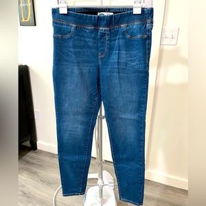 Old Navy Rock Star Jegging
Medium Wash
Size 14